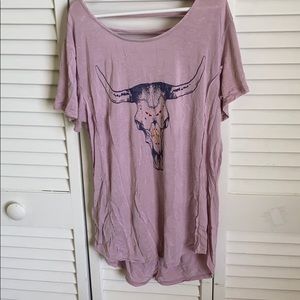 T-shirt with bull skull design slits in back